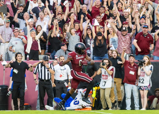 Oct 14, 2023; Columbia, South Carolina, USA; South Carolina Gamecocks tight end Joshua Simon (6) gets past Florida Gators safety Miguel Mitchell (10) for a touchdown in the second half at Williams-Brice Stadium. Mandatory Credit: Jeff Blake-USA TODAY Sports